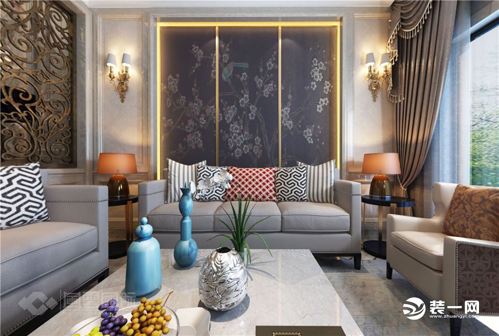 经典的法式风格，灰白的沙发搭配条纹软垫，以大幅度的金色条纹和梅花背景墙展现诱人的魅惑