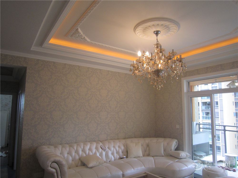 色彩鲜艳的沙发，将传统欧式家居的奢华与现代家居的实用性完美地结合。