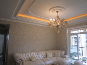 色彩鲜艳的沙发，将传统欧式家居的奢华与现代家居的实用性完美地结合。