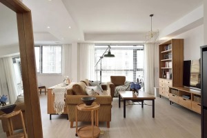 选用经典色的家具添置进素色的空间，就像把过去的时光挪进了屋里。