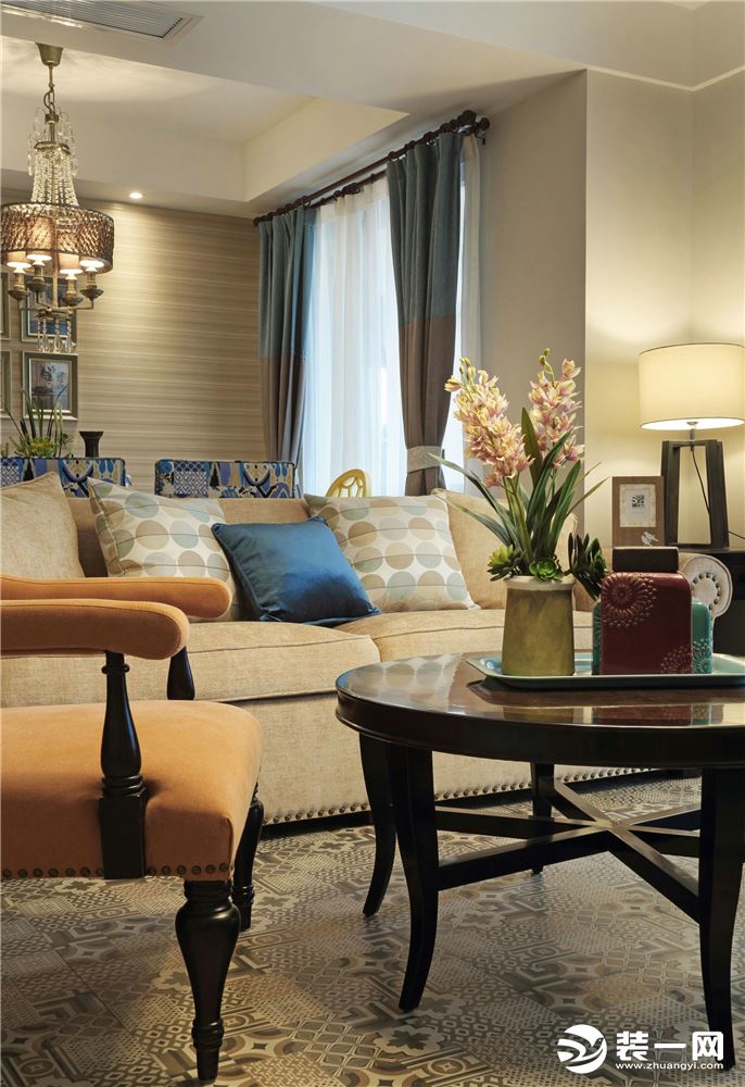 客户喜欢美式深色系的家具！配以米白色的沙发！