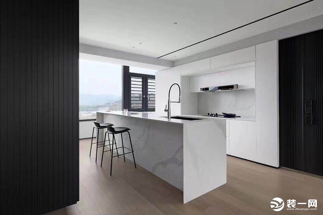 餐厅和客厅的主体色系保持一致加入雅士白石材的导台及白色搭配黑色的展柜