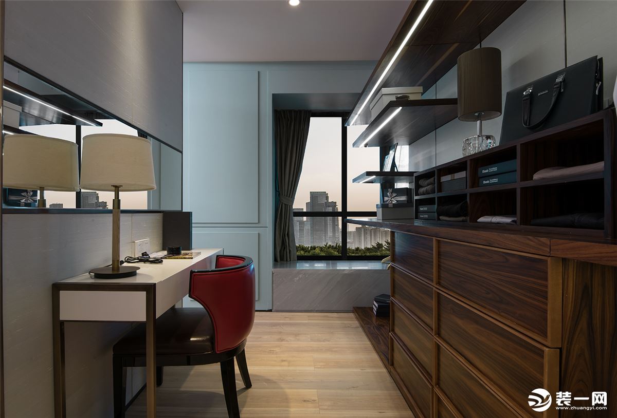 现代简约风格三居装修设计，温润的木纹与开放式布局，打造了一个通透明亮的清爽空间