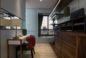 现代简约风格三居装修设计，温润的木纹与开放式布局，打造了一个通透明亮的清爽空间