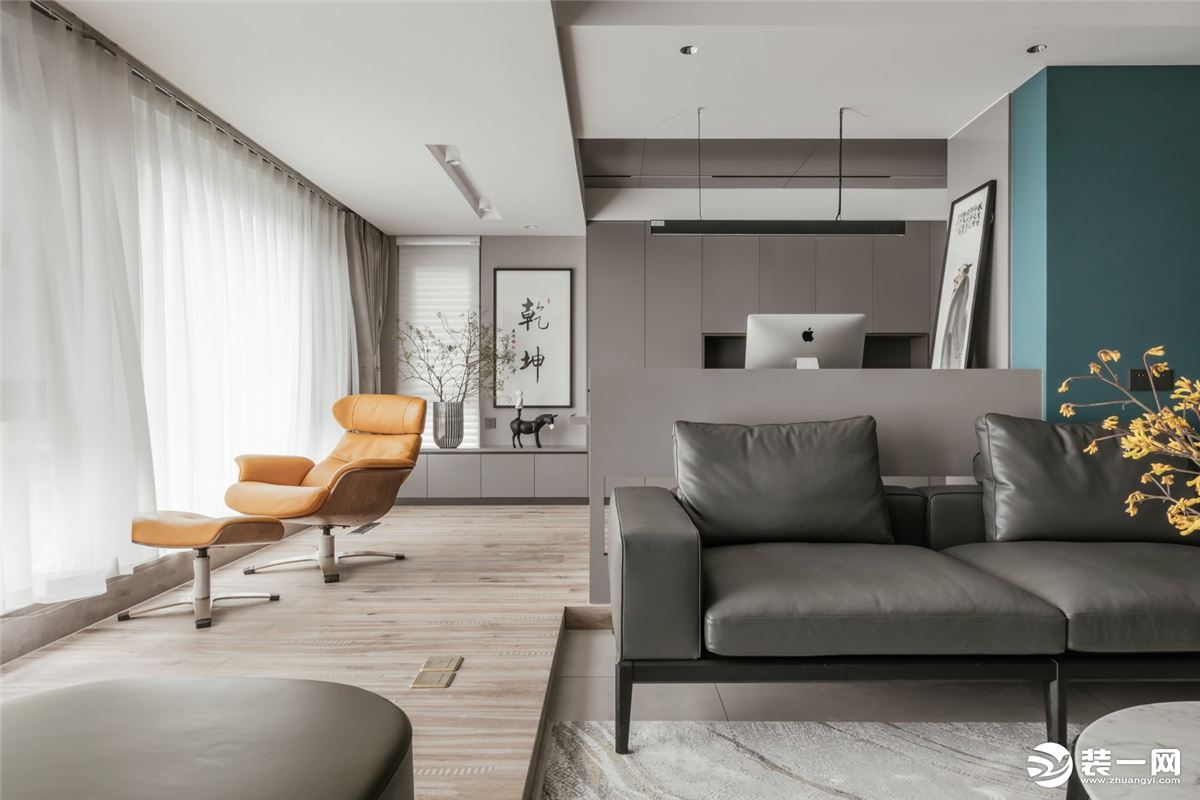 客厅颜色以白灰蓝三色为主，简洁美观，让整体更为协调，层次更加分明，