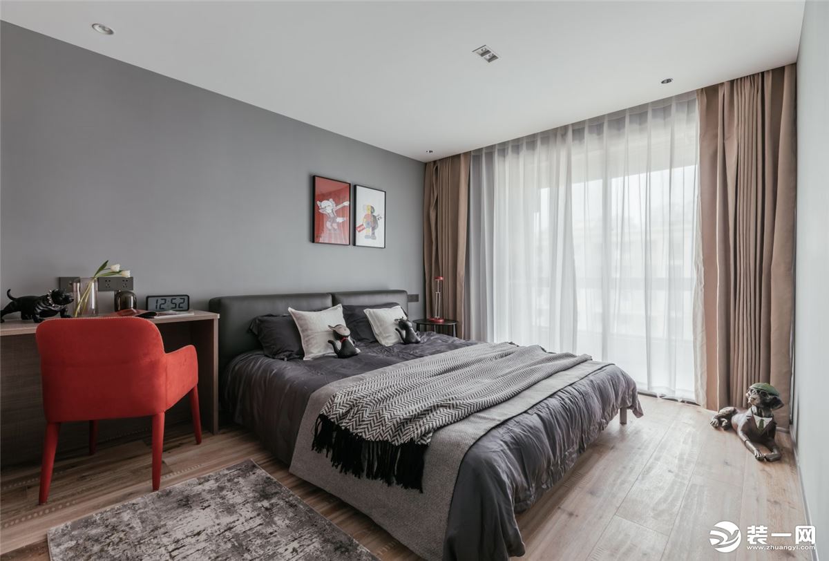 卧室延续了整体空间的色调，沉静简美、简洁有力的设计创造出一个独具厚度的舒适空间。