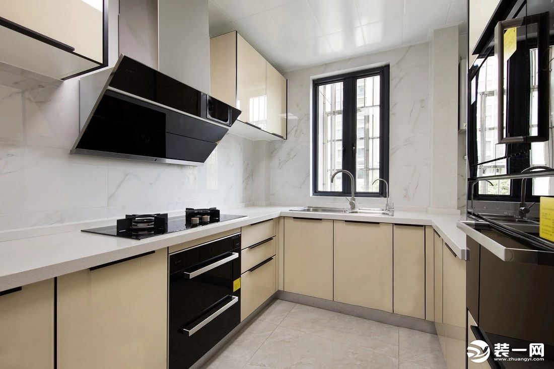 厨房的色调简洁而素雅，利用黑色的线条勾勒边缘，丰富了空间的层次感。