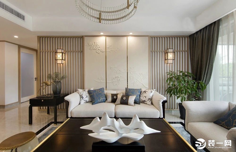 沙发背景墙采用传统的梅花，更显韵味。对称式的空间，也更加符合中式的软装风格。