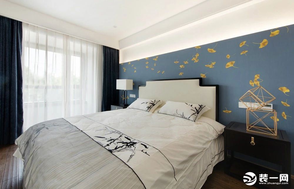 次卧则与主卧不同，以蓝色为主色调，蓝色背景加上金黄色的散落的银杏叶，浪漫而清新。 浅色的木质地板，白