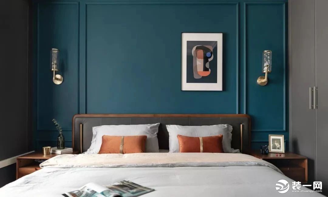 床头柜与壁灯的陈列诠释对称美学，但是空间色彩聚焦点的装饰画却不对称，这种微妙的平衡为空间的简约中带来