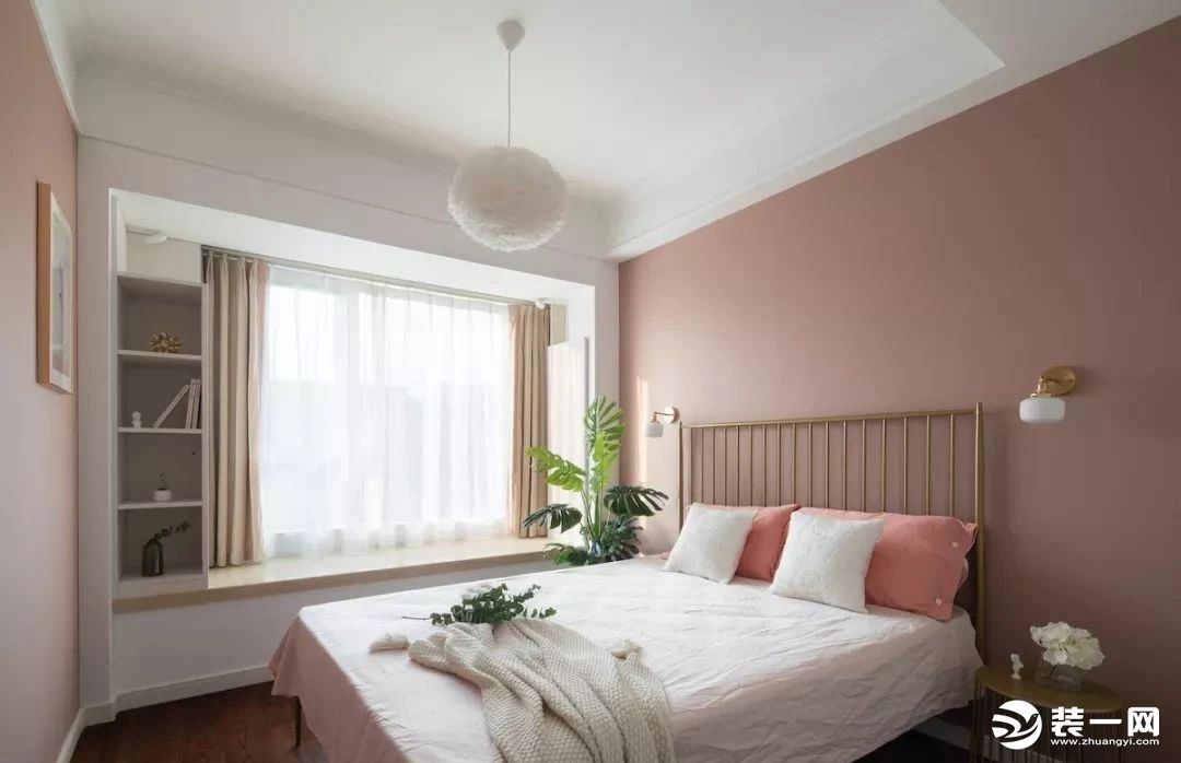 儿童房墙面则是清新的粉红色，与客厅的脏粉色里外形成呼应。白色的羽毛吊灯，增添了整个空间的柔美感。