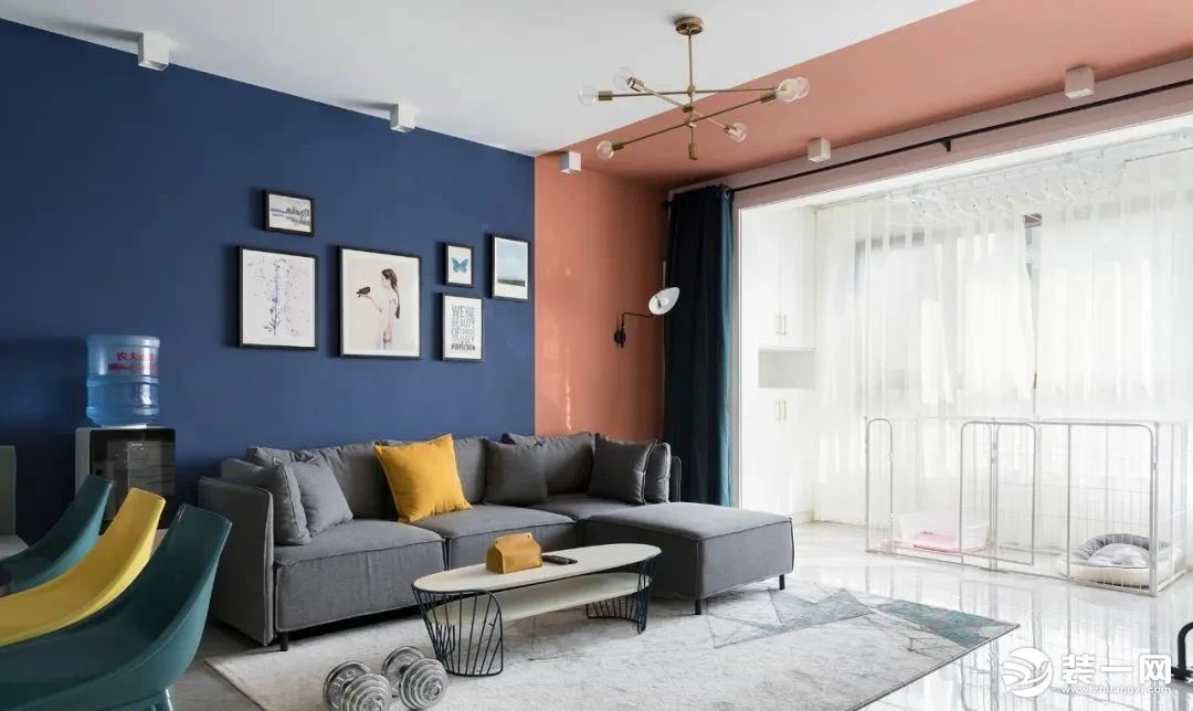 将门厅的莫兰迪色系沿用至客厅 沙发背景墙的撞色设计 让空间视觉层次分明 靠近阳台一块色系延伸至顶面