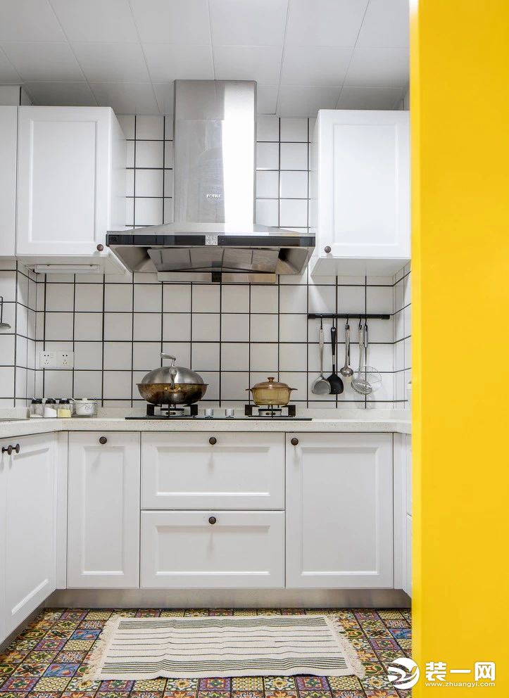 黄色谷仓门十分抢眼，推开后即是厨房。既节约使用空间，又增加了欢快、愉悦的氛围。