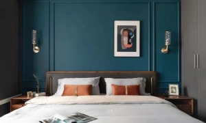 床头柜与壁灯的陈列诠释对称美学，但是空间色彩聚焦点的装饰画却不对称，这种微妙的平衡为空间的简约中带来