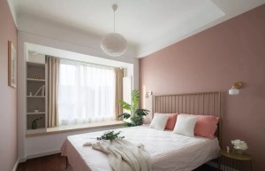 儿童房墙面则是清新的粉红色，与客厅的脏粉色里外形成呼应。白色的羽毛吊灯，增添了整个空间的柔美感。