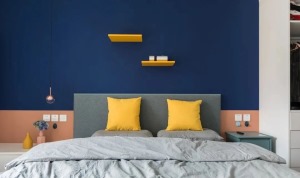 床背景整体用色与客厅背景呼应 黄色层板与抱枕提亮空间视觉 灰色大床搭配水蓝色床头柜 玫瑰金的线性吊灯