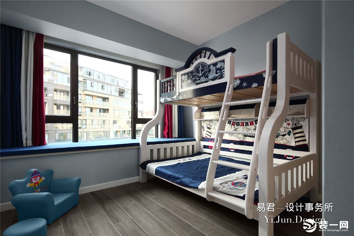 儿童房墙面采用了低饱和度的浅蓝色，使空间整洁安静。