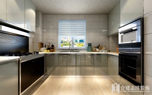 厨房：浅灰色的橱柜，搭配白色素净的墙砖