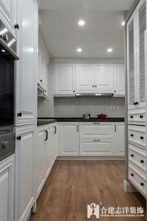厨房：因为空间有限及房型的特殊性，选择了开放式厨房