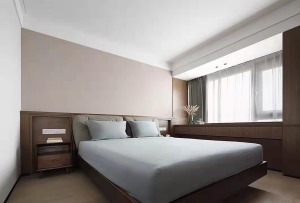 卧室的床头背景墙采用温暖的低饱和粉色，在打破空间墙面与吊顶留白的同时，又不显突兀。整个空间温馨舒适。
