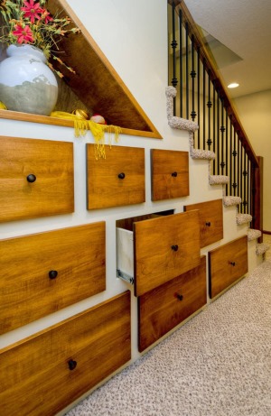 合肥东箭装饰装修时楼梯下的柜子可以这么设计