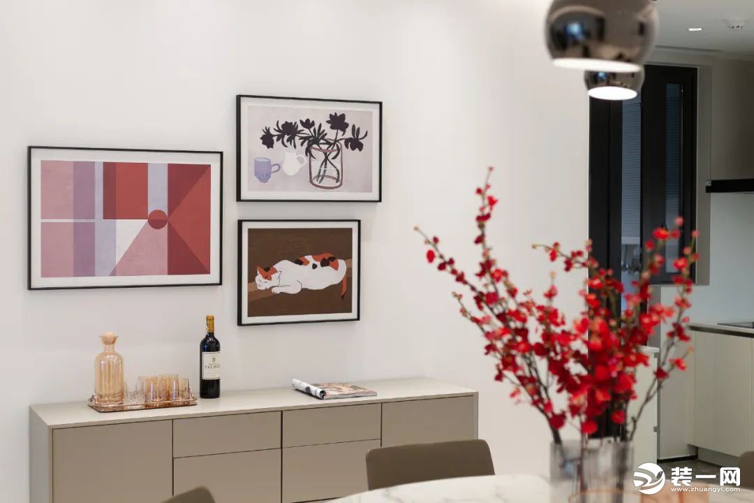 餐厅的高级感一拥而入，大气中国红搭配现代家具设备，高级感简单搭配。