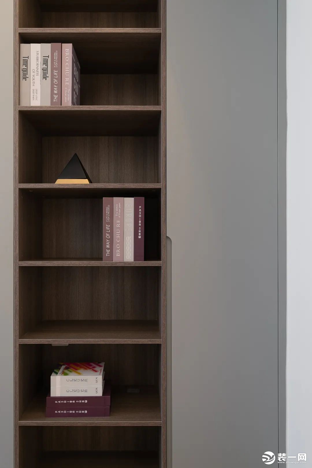 整洁明朗的书架，跻身于中式和现代之间的柜体模式