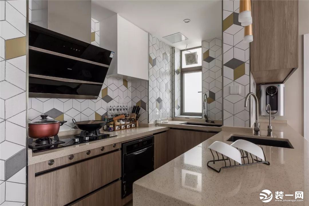 木色的橱柜+文艺的六边砖，让厨房更加自然精致感。