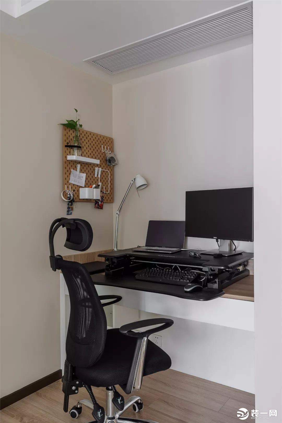 主人的办公台，无论是工作还是游戏娱乐，都能有个舒适轻松的位置。