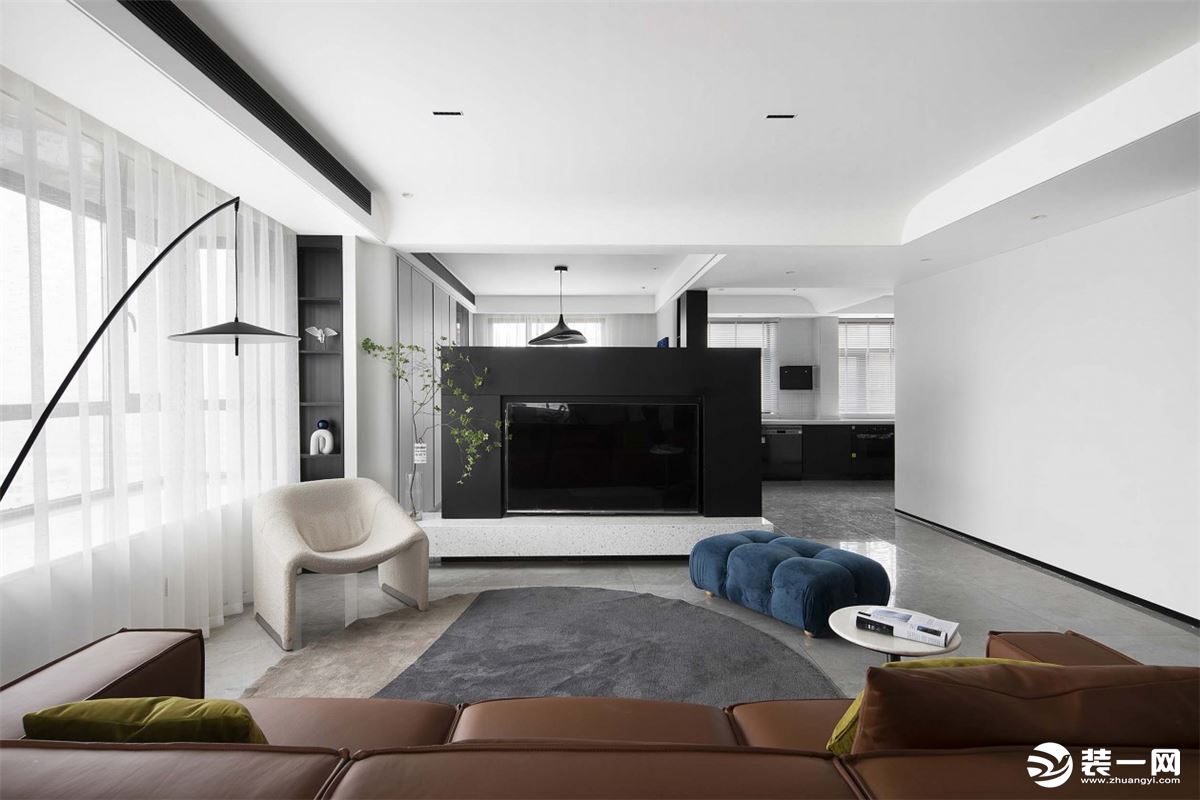 大面积的留白与极具质感的家具相辅相成，让一切都显得那么流畅，将家该有的温度涌入空间。 干净、通透没有
