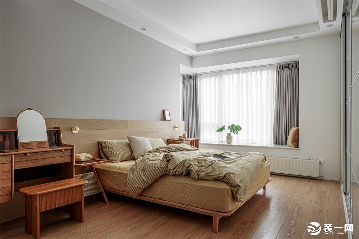 卧室以点到为止的深浅、低饱和的配比、立面简单体块的处理，缓和视觉感观，优化空间使用，保留家居温暖。