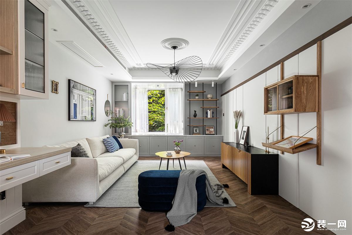 客厅区域将木色、灰色、白色进行完美融合 书桌与飘窗，软装与硬装形成元素统一又不失跳脱的视觉体验