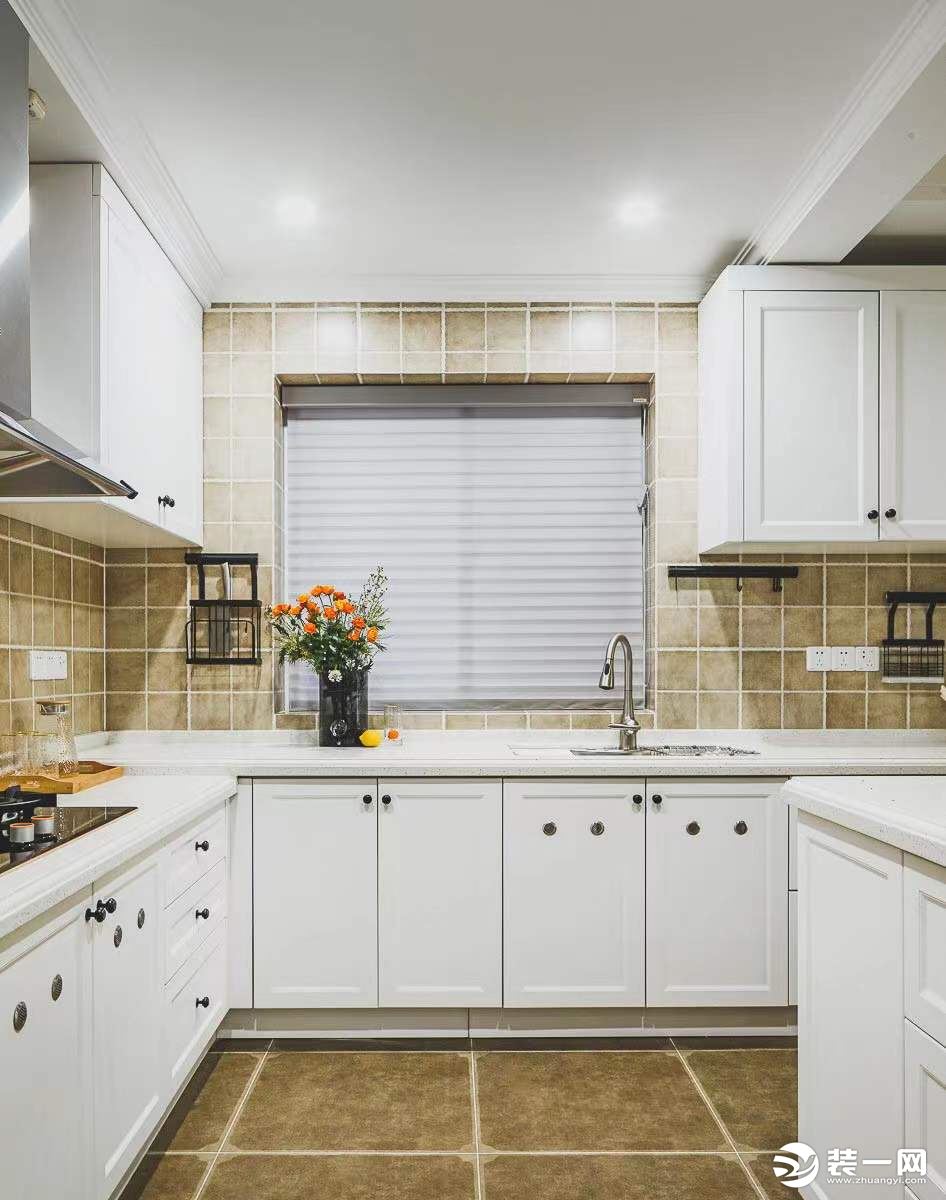 白色橱柜让空间更显干净明亮，烹饪时也自带好心情。开放式厨房为家庭提供了一个天然枢纽，在烹饪时也能与家
