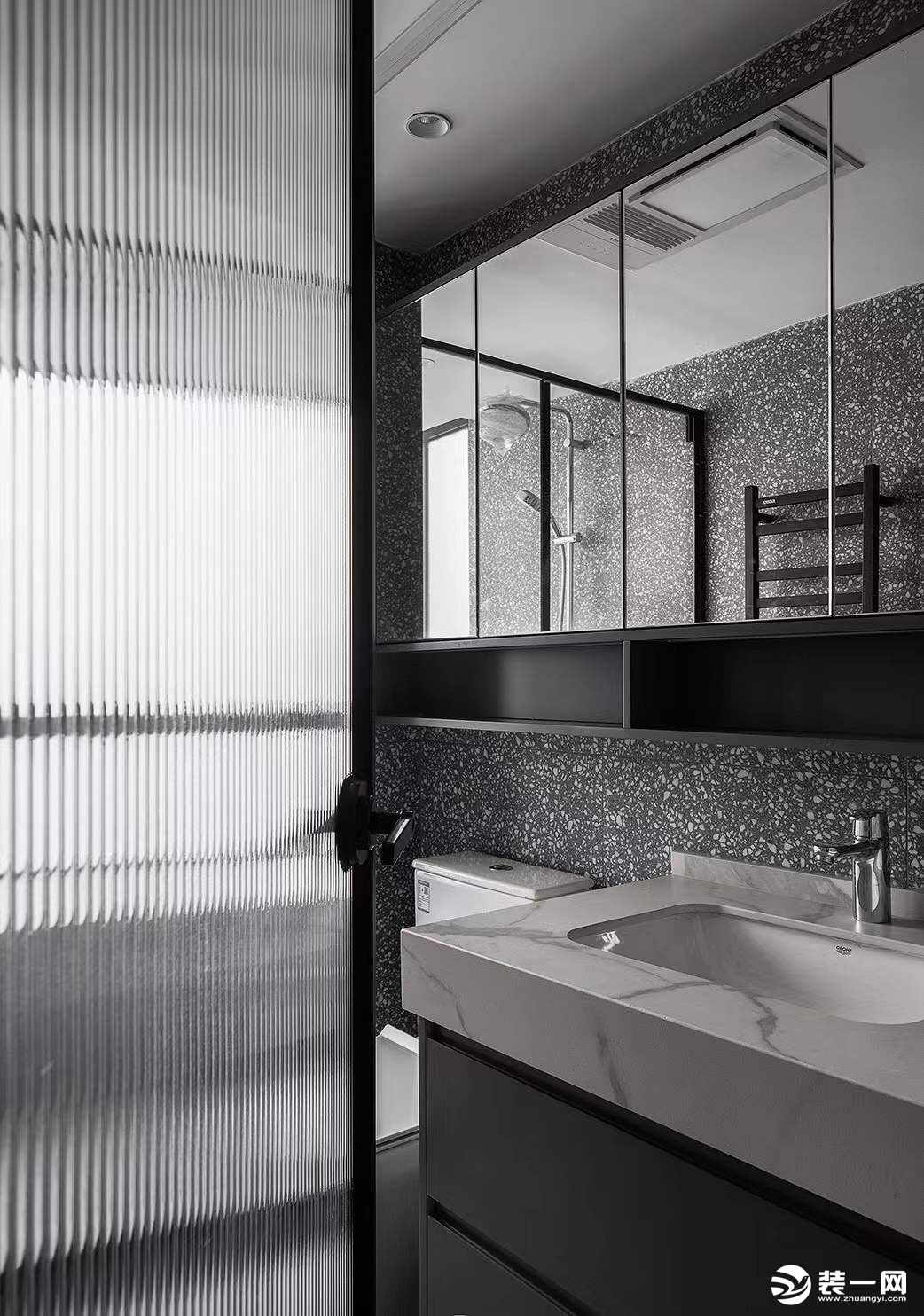 卫生间最重要的是实用性所以在前期设计的时候就考虑了镜柜的足够收纳电热毛巾架淋浴区挡水条和砖的一体性看