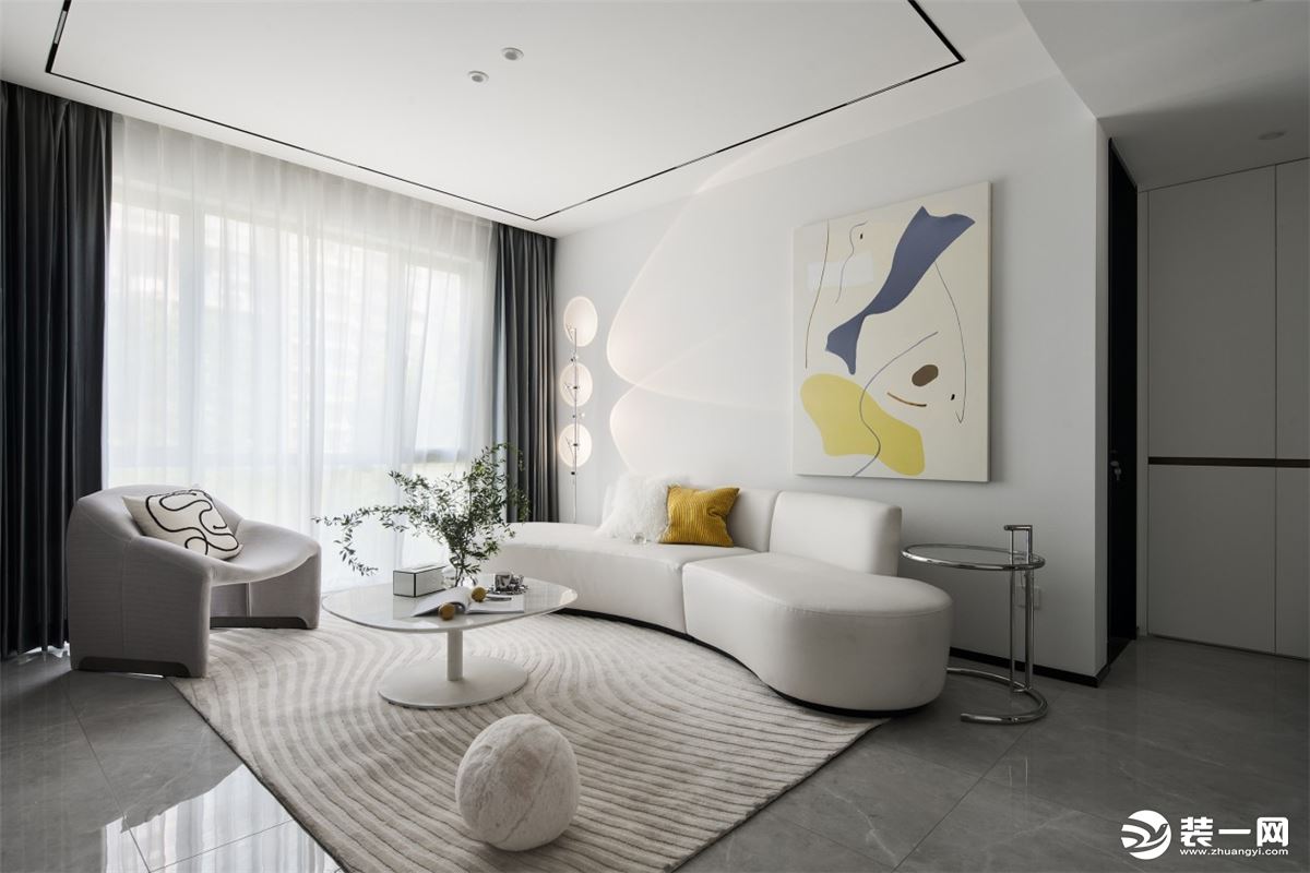 客厅以简约的白为基调，轻柔的线条水彩画，和地毯以同色系相衬，注入艺术的美学表达，丰富了居者内心的生活