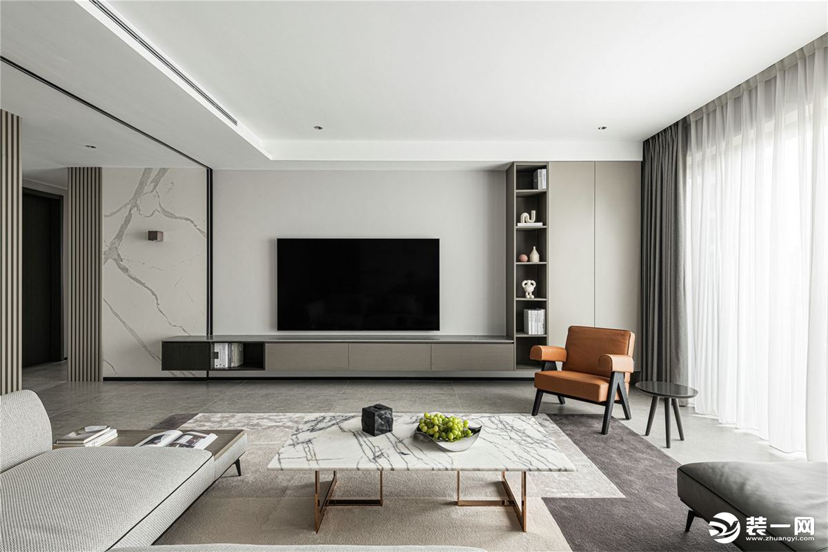 室内空间以灰色为基调，营造出静谧安宁的居家氛围，焦糖色的融入丰富了色彩层次，为冷静的空间带来温度感。