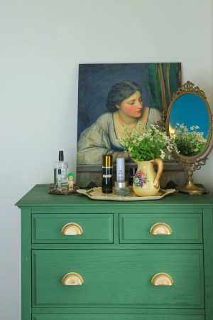 复古绿色的斗柜用来存放业主从各地旅行带回来的香水，也相当于一个站立式梳妆台。