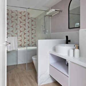 卫浴承袭着女儿们对粉红色的喜爱。  除了干区的墙面和柜体用了和客厅和卧室一样的抚子粉。  