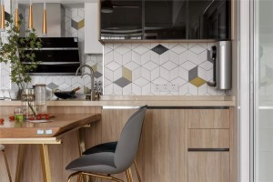 餐椅是铜色+灰色靠背的，厨房墙面的六边砖，中间杂入几个灰黄黑色，成为餐厅的一个精致的背景，使得空间聪