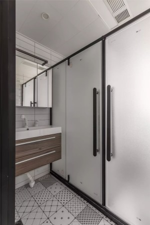 主人卫生间在黑白极简花砖的基础搭配下，装上黑框推拉门，也是显得端庄而自然。