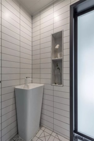 主卫空间相对紧凑，一个成品的小洗手盆，侧边墙面装上壁龛，为主人带来的是一个轻松自然的放松卫浴氛围。