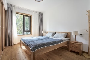 自然安宁的卧室， 营造理想的睡眠环境。 整面的储物柜保证房间的干净整洁。