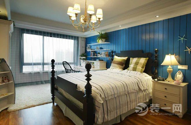 儿童房以蓝色海洋风情为设计基调，暖黄床头灯的融入倍添温情