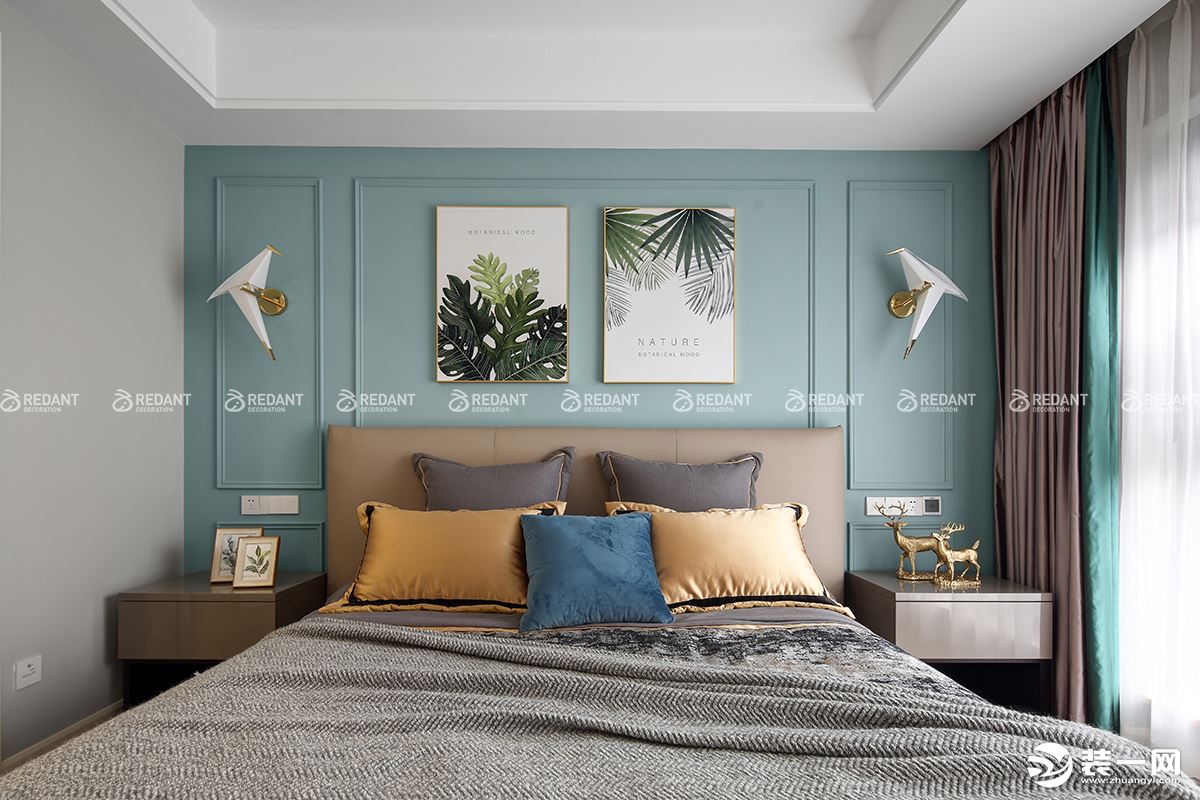 用几根简洁的线条加浅蓝的色彩便勾勒出卧室背景的造型，整个空间温柔又明亮，微风吹来薄纱微微飘起