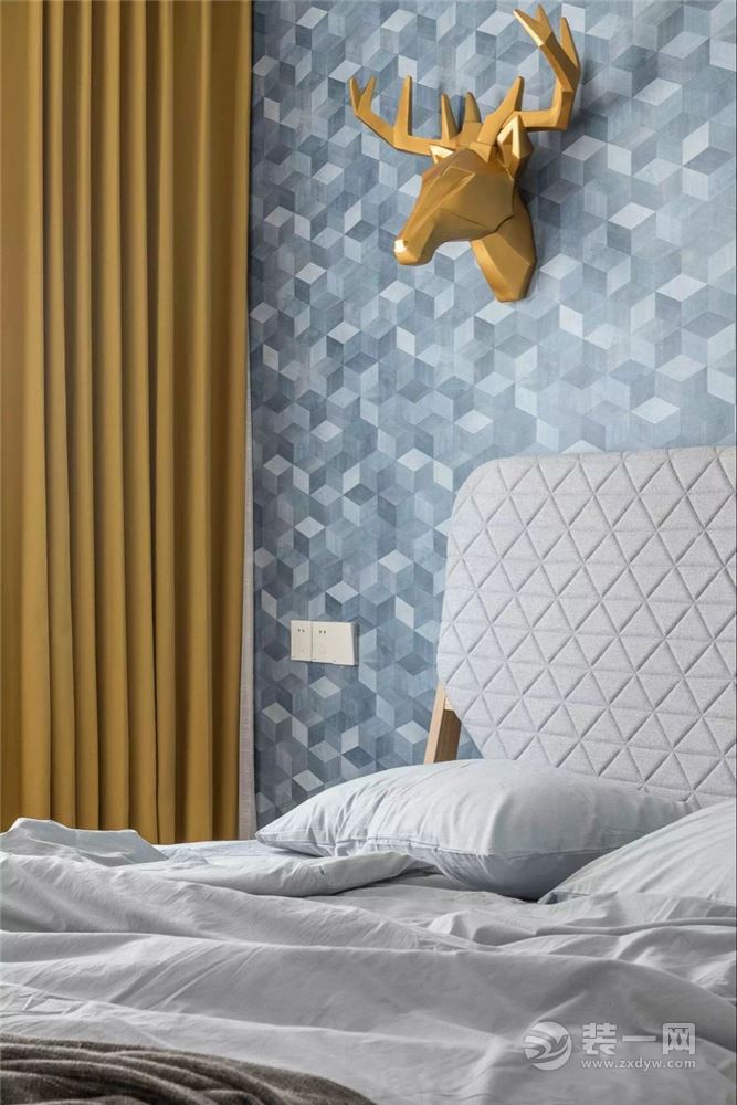 卧室的配色采用了时下流行的姜黄色跟蓝灰色结合，色彩柔和中又凸显了对比