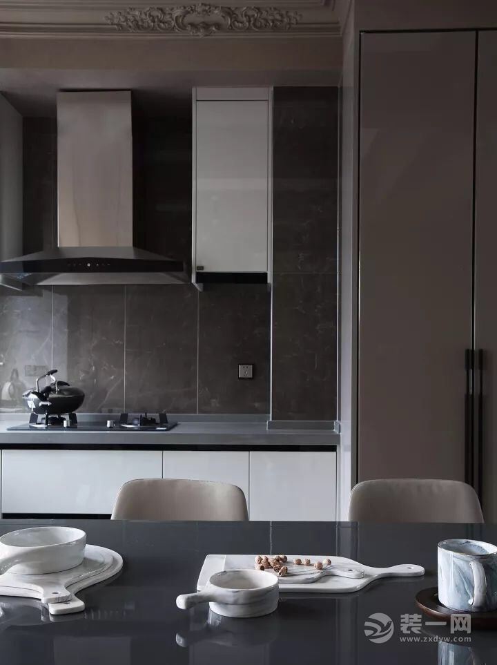 厨房橱柜采用了黑白相间的设计，简约而不失时尚感。