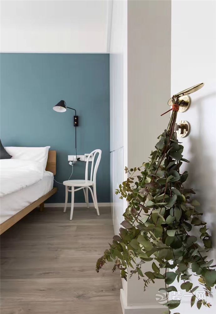 卧室配有绿植，颜色搭配有利于睡眠。