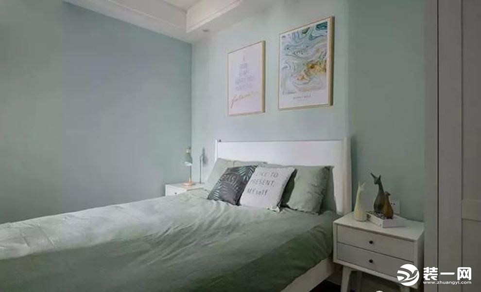 儿童房是刷成更为清新的绿色，床品也选择了相同的颜色，通过挂画、床头柜上的摆设来装饰儿童房，让它看起来