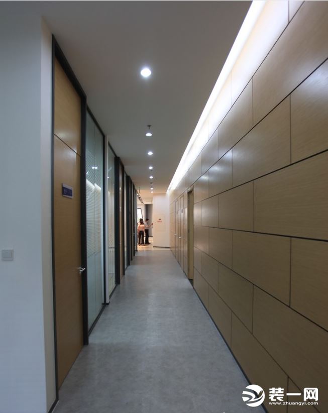 开敞区走廊两边的玻璃隔断墙既可以起到划分空间的作用，有可以作为杂志书架供上班族休息时阅读。。。