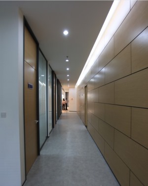 开敞区走廊两边的玻璃隔断墙既可以起到划分空间的作用，有可以作为杂志书架供上班族休息时阅读。。。